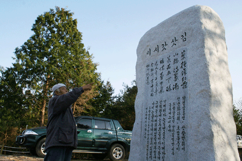 김삿갓 시비에 대해 설명하고 있는 문제선 동복향토문화보존회장. 